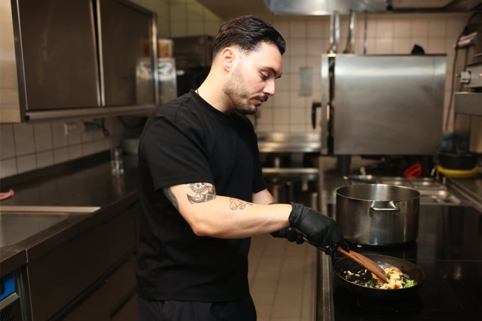 Beim Live-Cooking soll man den Köchen dann zukünftig dabei zusehen können, wie sie das Essen zubereiten. Koch Georgios Petrou (31) hat die Gerichte mitentwickelt und TAG24 in der Küche des "Thiseas" eine Kostprobe gegeben.