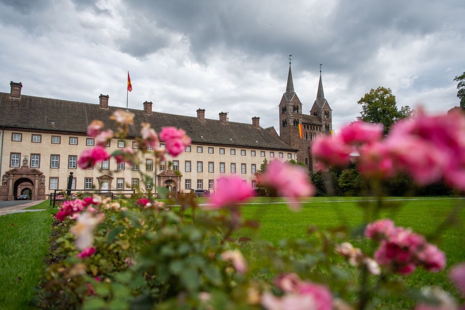 Blumen blühen auf dem Gelände von Kloster Corvey. Das UNESCO-Weltkulturerbe ist Teil der Landesgartenschau in Höxter.