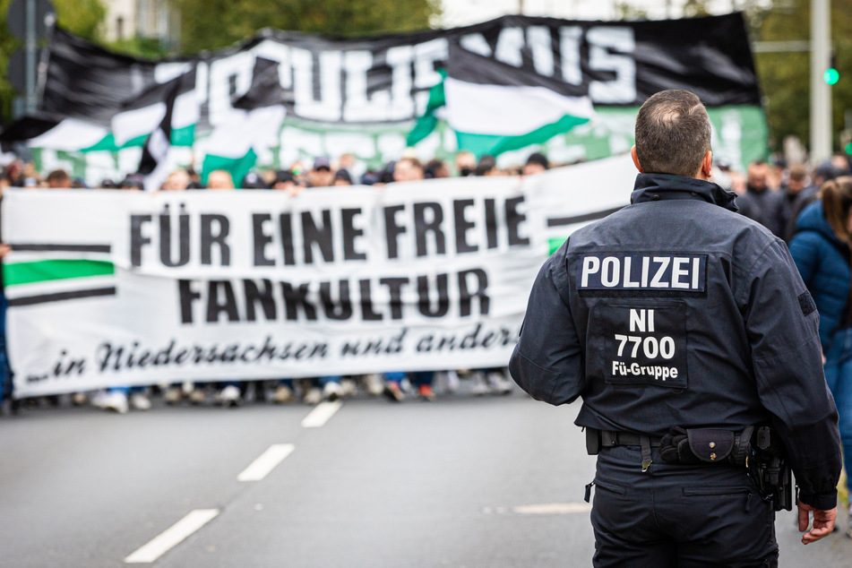 Polizeibeamte sichern die Demonstration in der Braunschweiger Innenstadt ab.