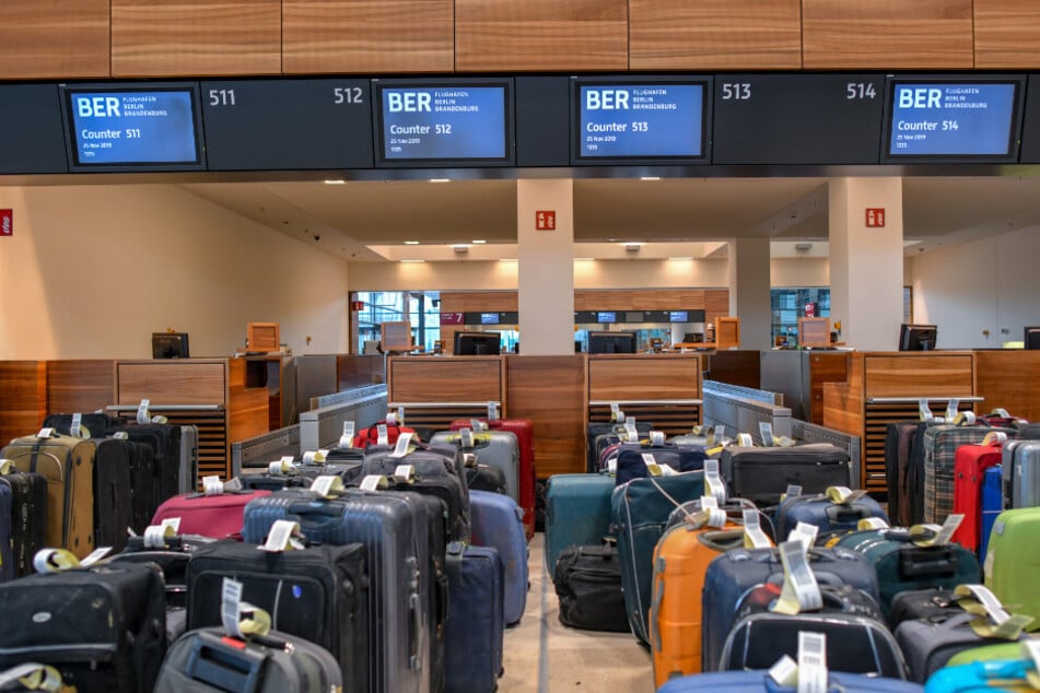 Viele Reisekoffer stehen zu Testzwecken vor Check-in-Schaltern im Terminalgebäude des Hauptstadflughafens Berlin Brandenburg Willy Brandt (BER).(Archivbild)
