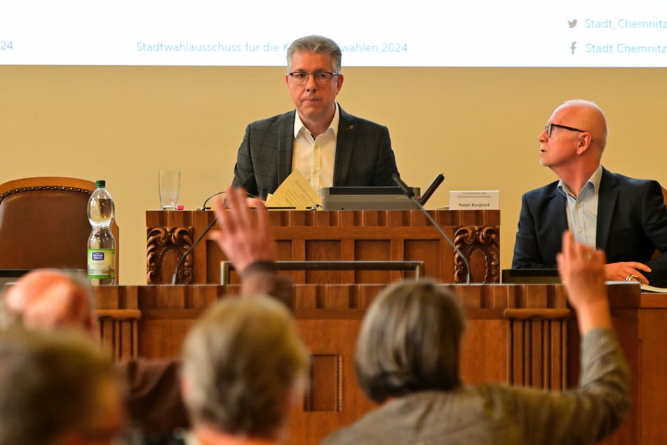 Bürgermeister Ralph Burghart (54, CDU) und Wahlbehörde-Chef Reiner Hausding (62) leiten die Ausschuss-Sitzung.