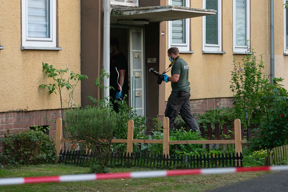 Beamte der Polizei sicherten Spuren in der Wohnung der Getöteten.