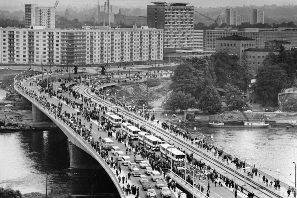 Am 3. Juli 1971 wurde die neu gebaute Carolabrücke, die damals Dr.-Rudolf-Friedrichs-Brücke hieß, über die Elbe in Dresden für den Verkehr freigegeben.