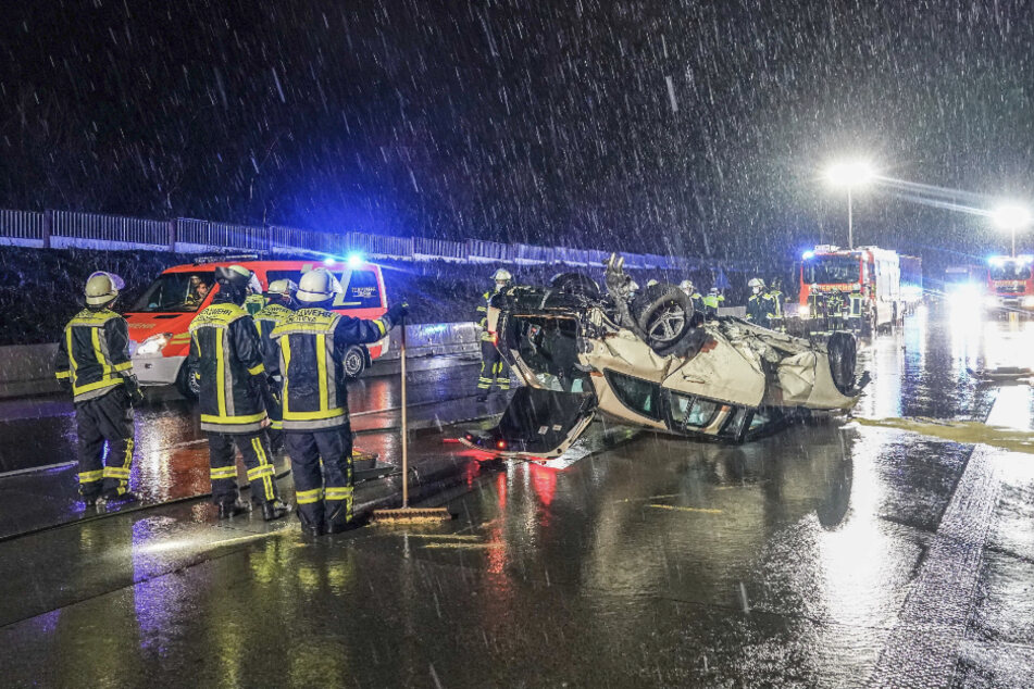 Feuerwehrleute an der Unfallstelle. Zuvor verunfallte eine 20-Jährige auf der Autobahn 8.