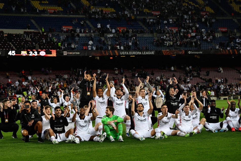 In der legendären Europa-League-Saison 2021/22 feierten die Adlerträger im Camp Nou vor 30.000 Auswärtsfans im Stadion einen 3:2-Sieg gegen den FC Barcelona.