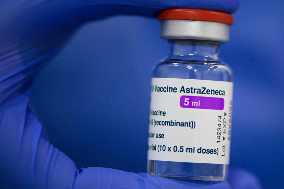 Bei vielen Menschen unbeliebt, aber wohl immer noch bedeutend besser als eine Corona-Infektion. Der Impfstoff von AstraZeneca.