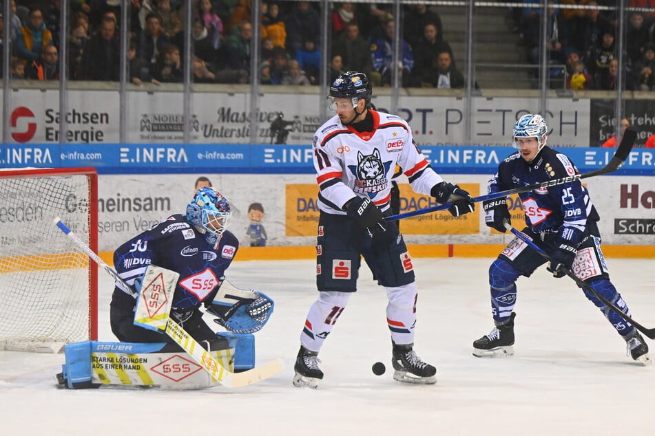 Goalie Danny aus den Birken (39, l.) hat sich im Kassel-Spiel verletzt und fehlt am heutigen Freitag.