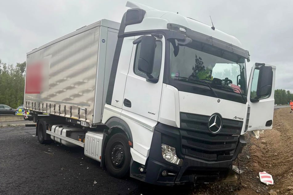 Ein Lastwagen war in den Unfall involviert und kam teilweise von der Fahrbahn ab.