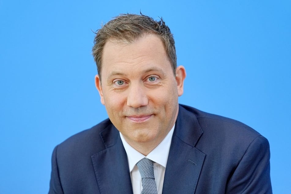 Laut Finanzminister Lars Klingbeil (48, SPD) sollen Familien mit Kindern mit der Reform ab 2028 "mehr als 600 Euro im Jahr mehr in der Tasche haben als heute".