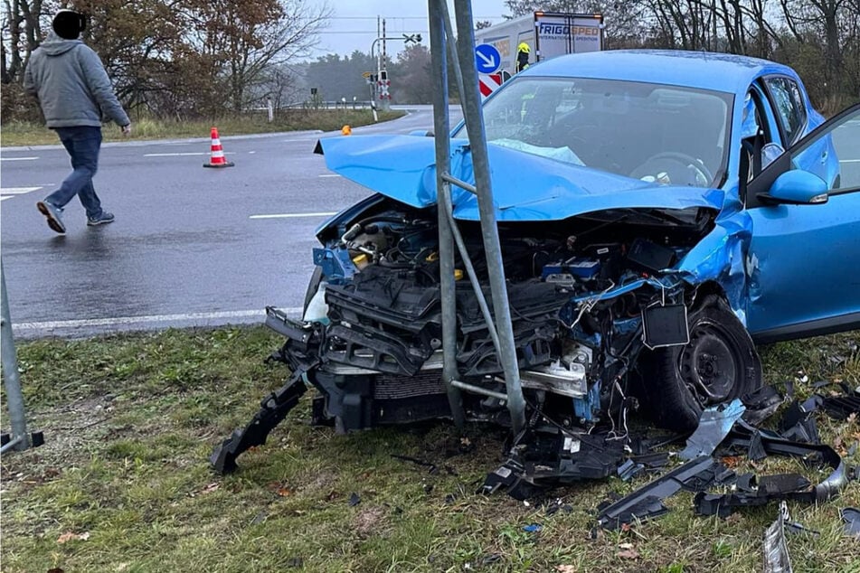 Renault-Fahrerin nimmt VW die Vorfahrt: Crash fordert zwei Schwerverletzte