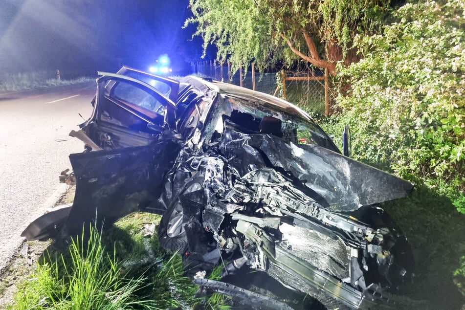Die Beifahrerin (†58) des Opel starb noch an der Unfallstelle.