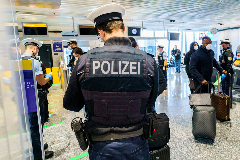 Passagiere werden bei ihrer Einreise nach Deutschland auf dem Flughafen in Frankfurt/Main kontrolliert. Der Trend zu deutlich mehr illegalen Einreisen setzt sich fort.