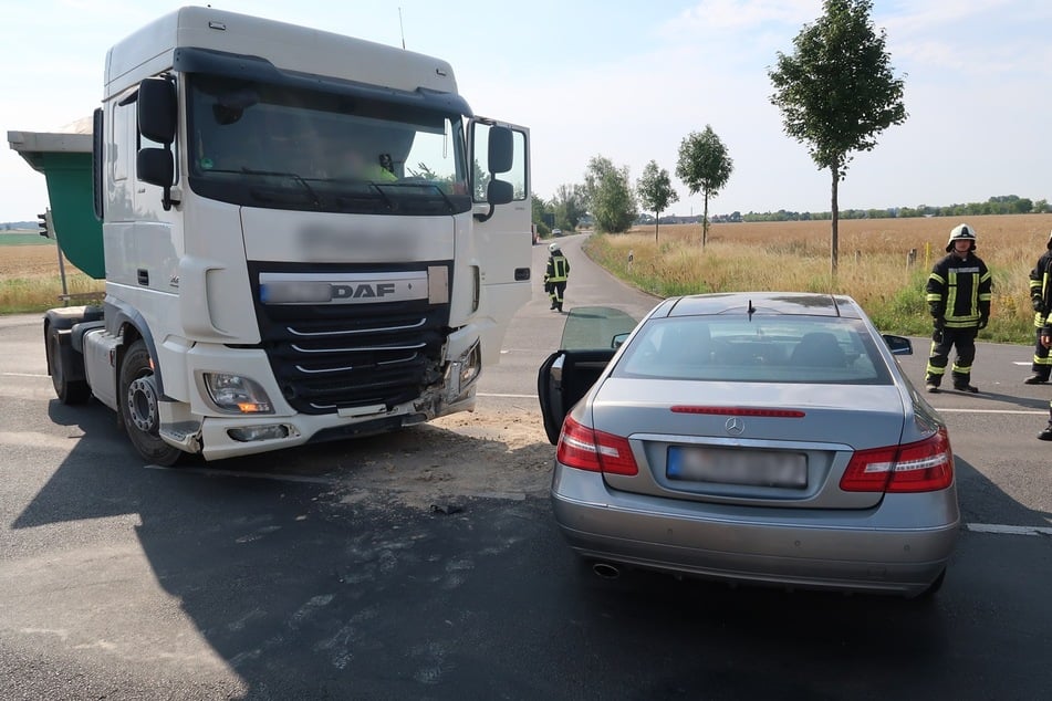 Bei einem Unfall am Montag im Landkreis Leipzig wurden zwei Fahrer verletzt.