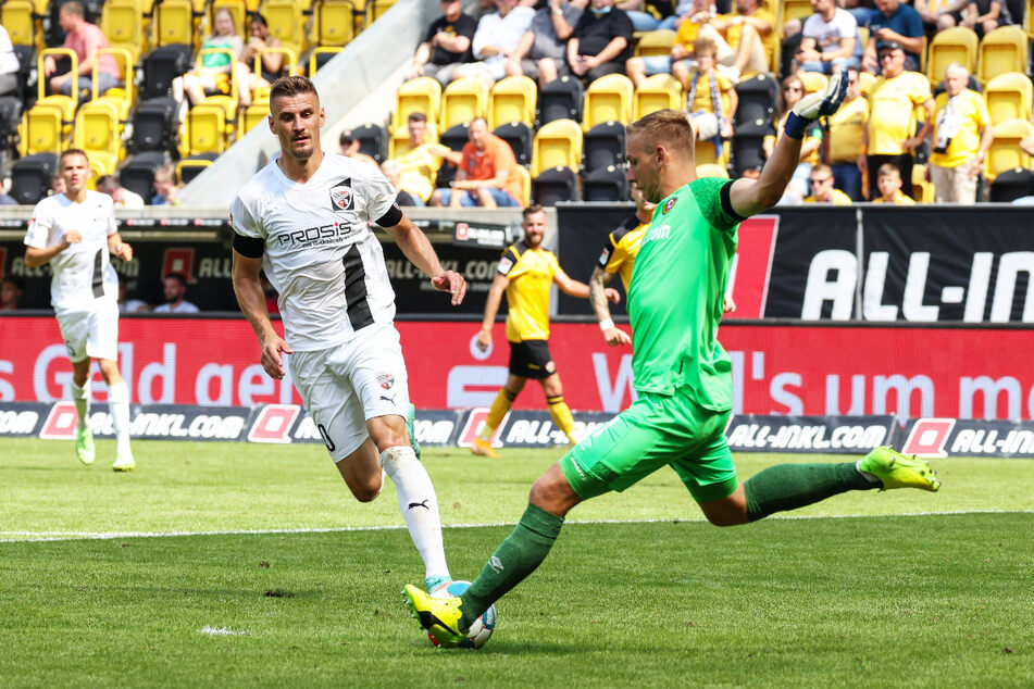 Kevin Broll (25, r.) klärt vor Stefan Kutschke (32, 2.v.l.) mit dem Fuß. Zu halten hatte Dynamos Torwart nicht so viel.