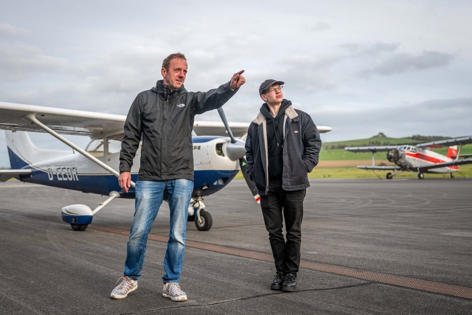 René Nestler (l.) zeigte mir, welche Route wir fliegen werden.