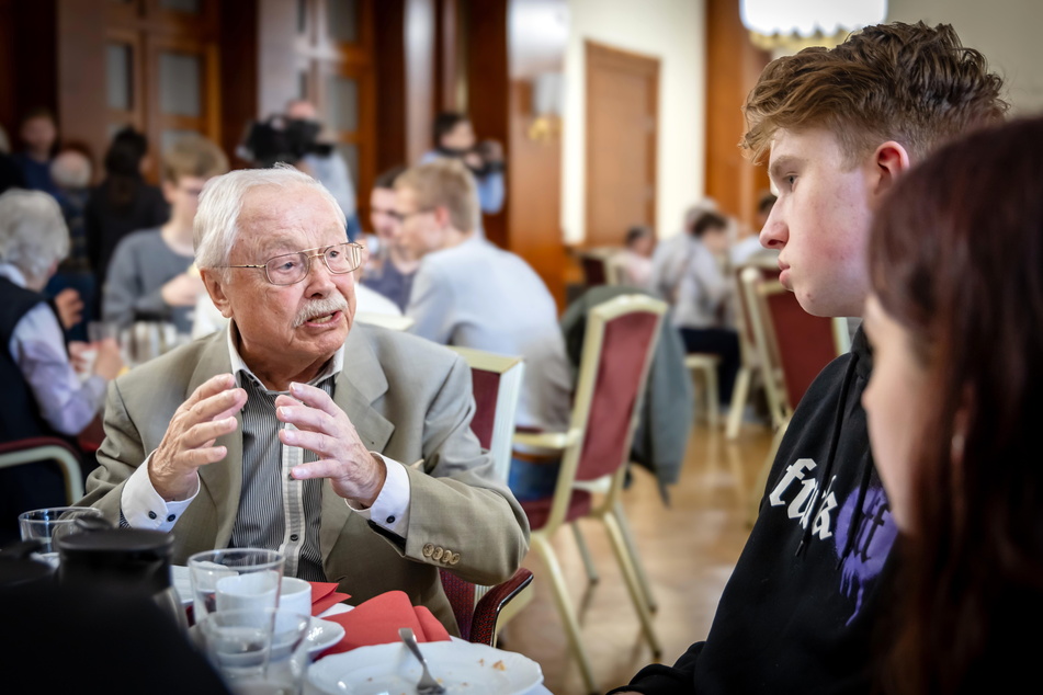 Während der Veranstaltung im Chemnitzer Hof kam Zeitzeuge Rolf Schneider (93) mit Schüler Timi Nagorka (16) ins Gespräch.