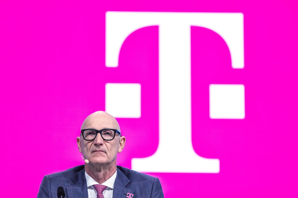 Telekom-Chef Tim Höttges (64) hat sich zum Einsatz von Künstlicher Intelligenz geäußert.