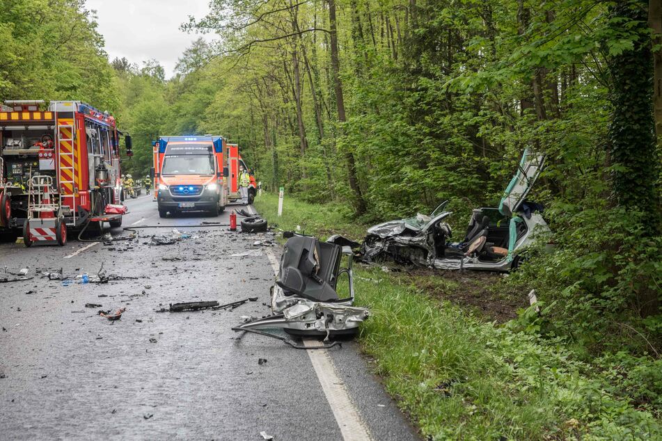 Für die Dauer der Unfallaufnahme und der Reinigung der Straße musste der Streckenabschnitt der B56 bis Mitternacht beidseitig voll gesperrt werden.