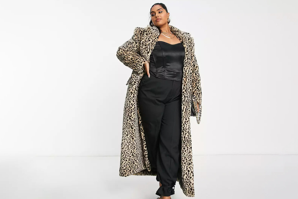 Leopardenprint geht einfach immer: Der Fake-Fur-Mantel von ASOS ist ein echtes Modehighlight.