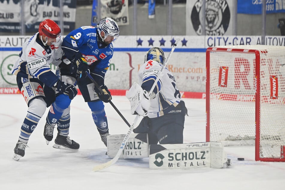 Hier wollte die Scheibe gegen Schwenningen am Freitag nicht rein. Eislöwen-Stürmer Drew LeBlanc (36, M.) fehlte das Schussglück.