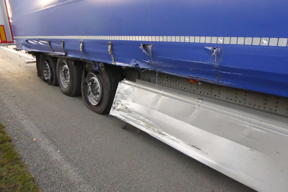 Der Lkw erlitt Schäden und kam erst 200 Meter hinter der Unfallstelle zum Stehen.