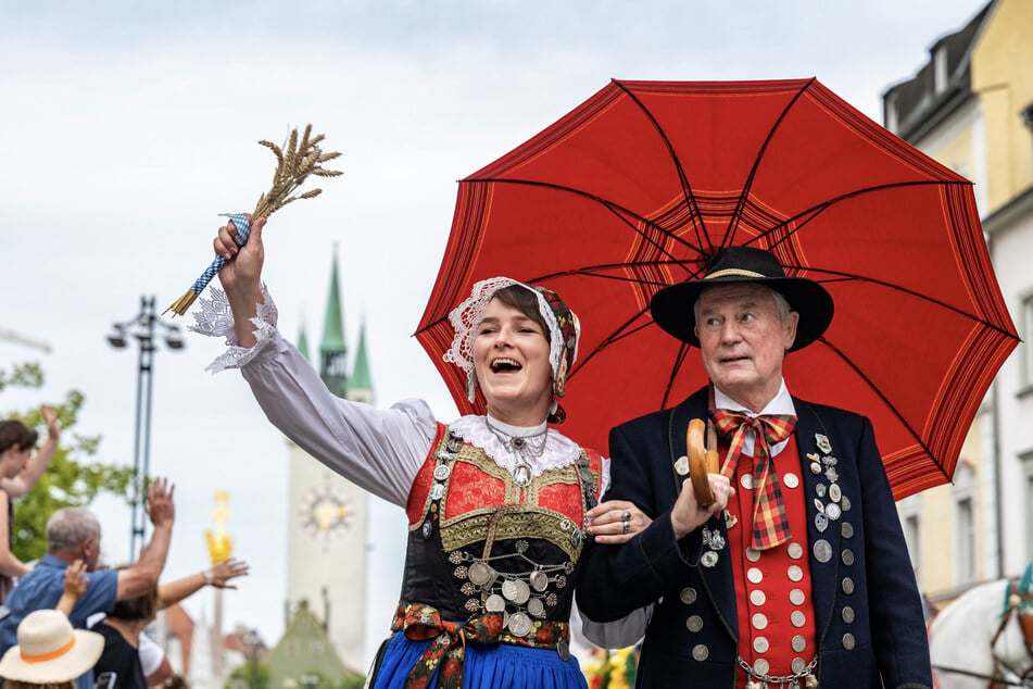 Tausende verfolgten den Trachtenumzug zum Gäubodenvolksfest in Straubing.