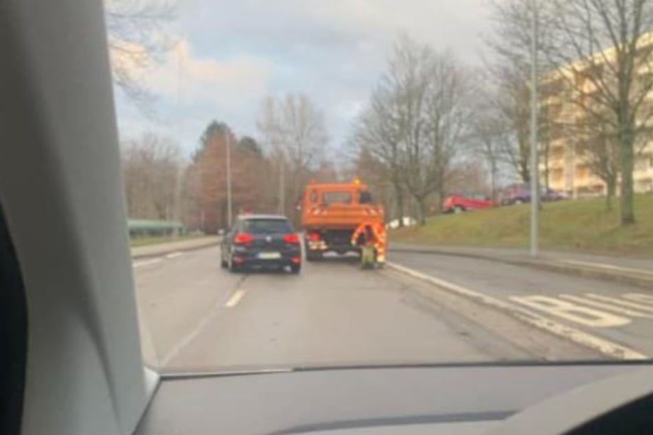 Dieses von einem Nutzer geschossene Foto zeigt die Stadt beim Lochstopfen in der Wolgograder Allee.