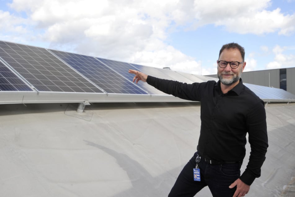 Sebastian Fankhänel (53) kann einen Teil des benötigten Stroms mit der Solaranlage auf dem Firmendach erzeugen.