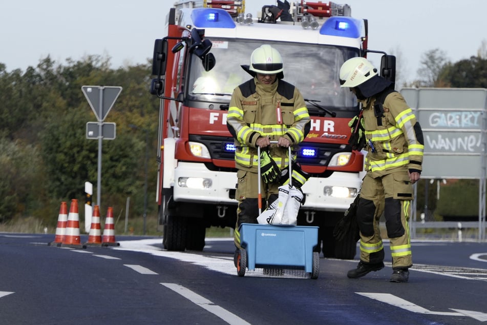 Eine über mehrere Straßen verlaufende Ölspur erforderte am Mittwoch den Einsatz der Feuerwehr Hohnstädt.