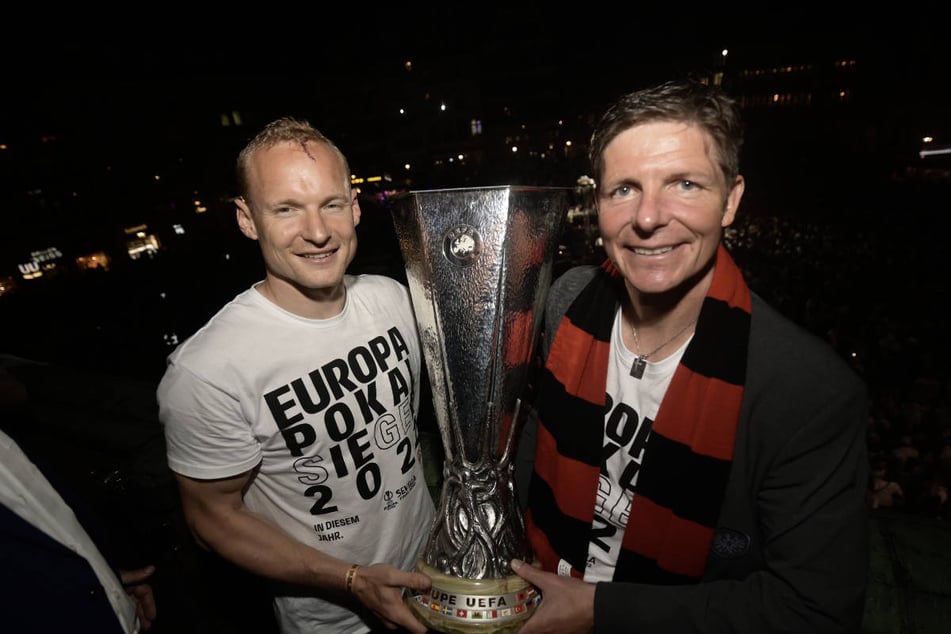 Gemeinsam feierten Sebastian Rode (32, l.) und Oliver Glasner (48) im vergangenen Jahr den Gewinn der Europa League.