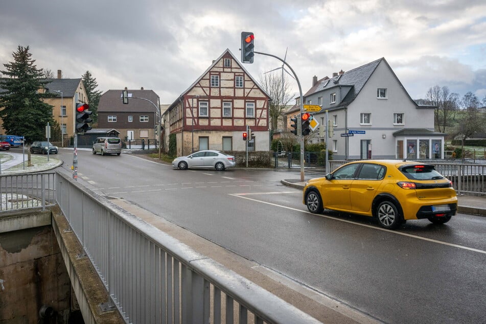 An dieser Kreuzung krachten die Täter auf ihrer Flucht mit einem VW zusammen.