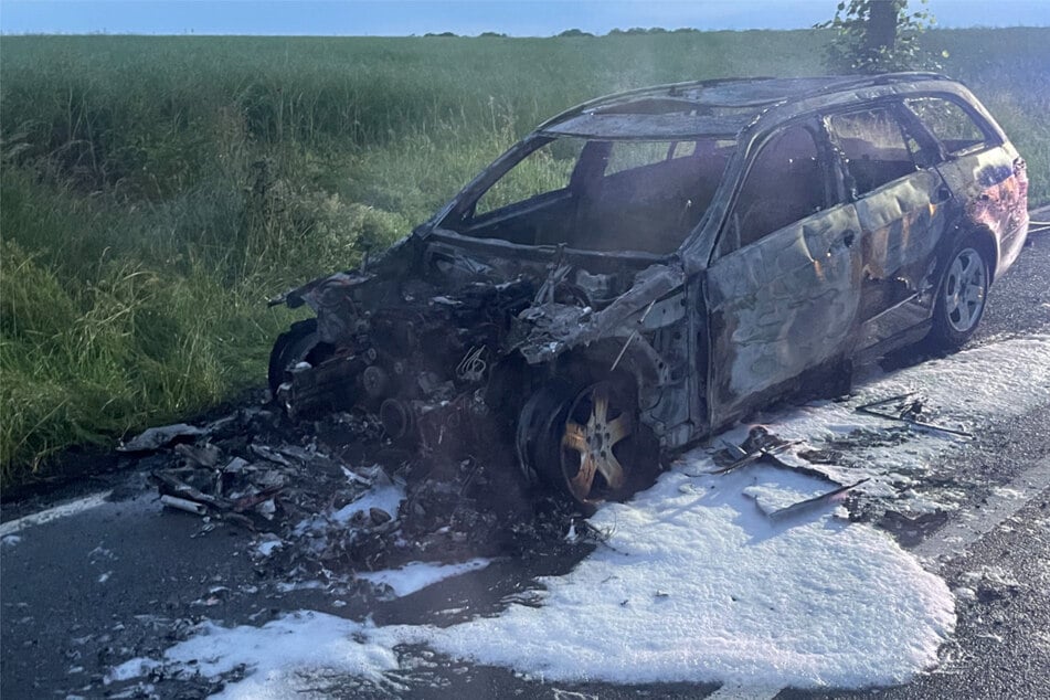 Der Mercedes wurde bei dem Brand vollständig zerstört.