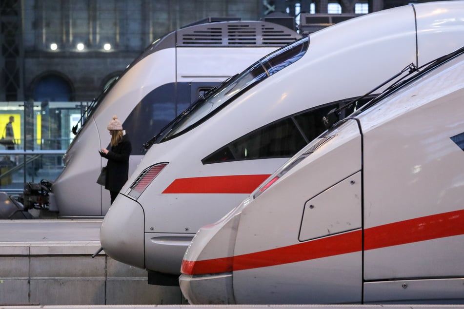 Nachdem am Mittwoch in einem ICE am Leipziger Hauptbahnhof ein präparierter Stecker, der zu einem tödlichen Stromschlag hätte führen können, gefunden worden war, ermittelt die Polizei. (Symbolbild)
