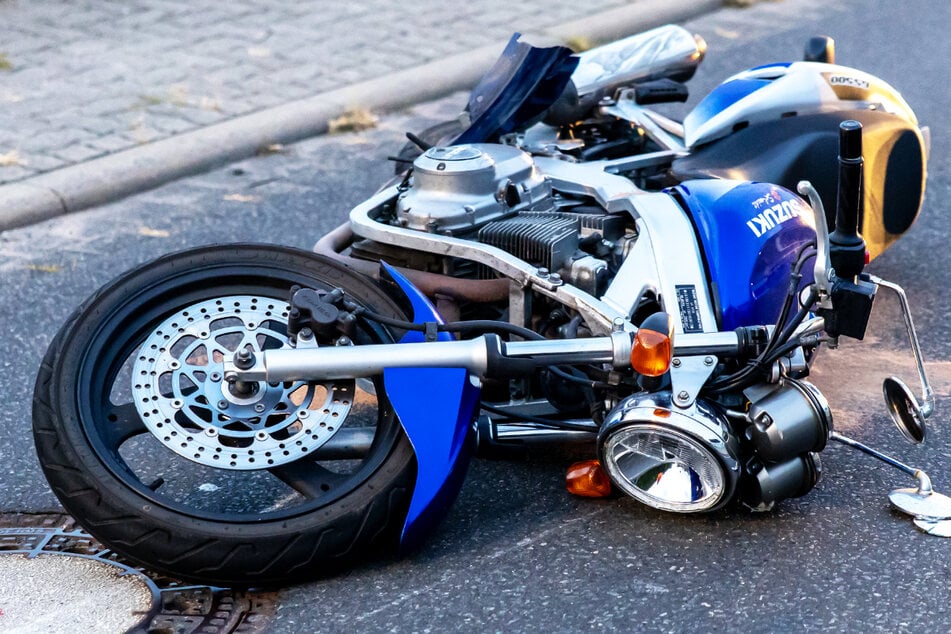 Ein Suzuki-Fahrer wurde bei einem Unfall in Unterfranken am Montag schwer verletzt.