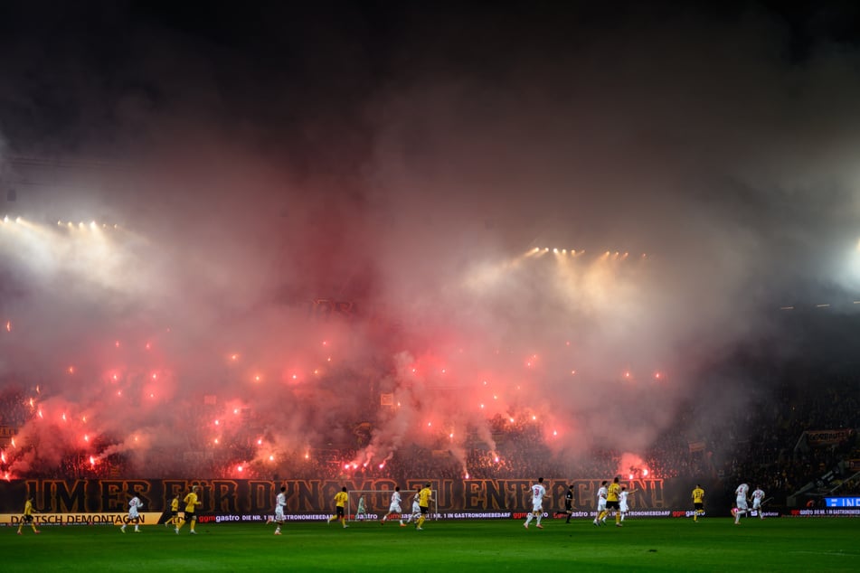 Gegen den 1. FC Nürnberg fackelten die Dynamo-Fans Dutzende Bengalos ab. Das kommt den Verein jetzt teuer zu stehen.