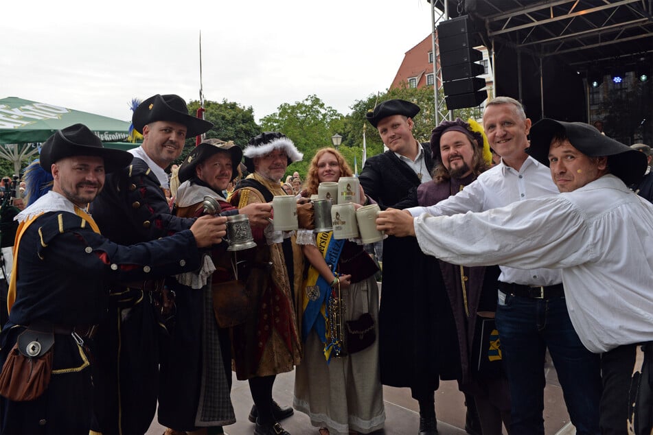 Das Peter & Paul Fest geht auf das Mittelalter zurück und lockt jedes Jahr etwa 40.000 Besucher in die Stadt.