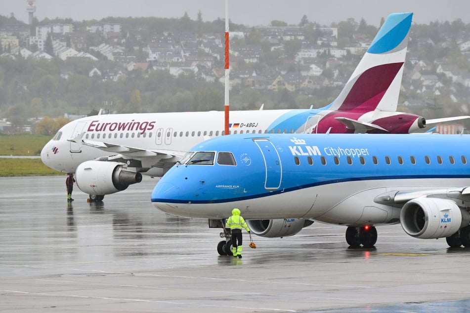 Maschinen von KLM und Eurowings auf dem Rollfeld am Flughafen Stuttgart.
