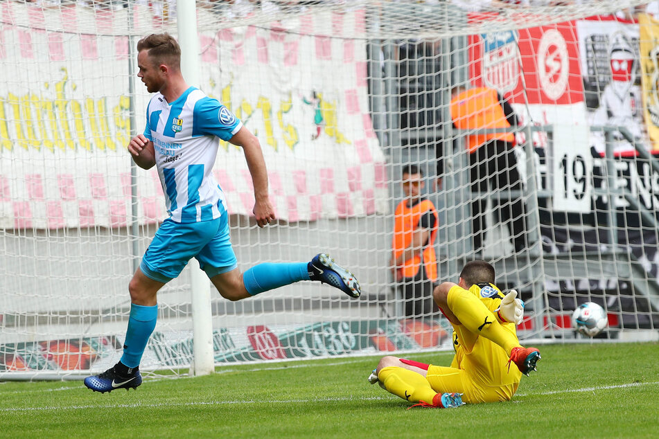 FSV-Torhüter Johannes Brinkies überwunden, der Ball auf den Weg ins Tor: Das war im Vorjahr der erste Streich von CFC-Ass Tobias Müller.