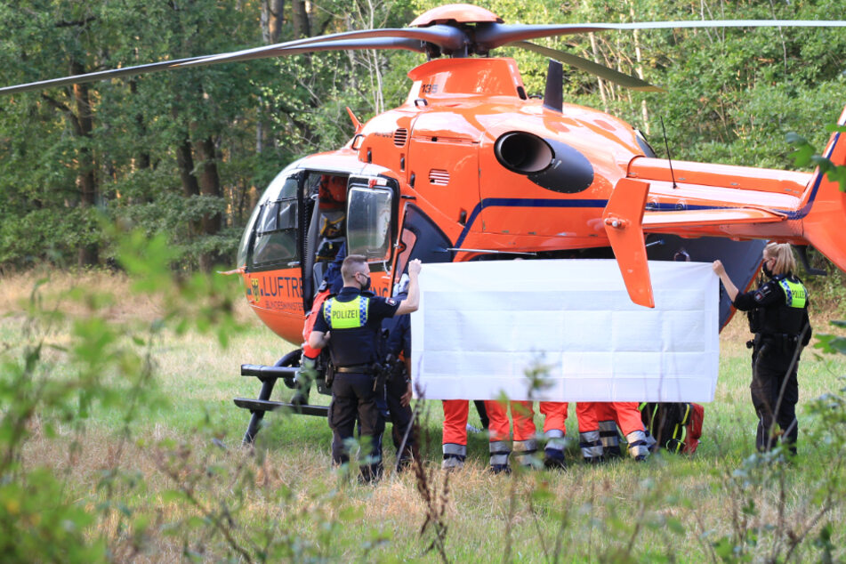 Ein Rettungshubschrauber brachte den verletzten 16-Jährigen in eine Klinik.