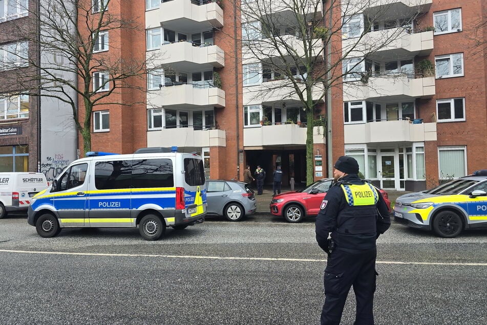 Die Polizei rückte mit einem Großaufgebot zu der Wohnung am Hamburger Hafen, in der mehrere Schüsse gefallen sein sollen.