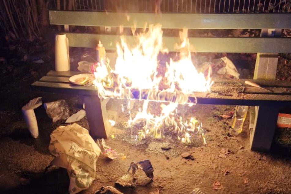 Auf einem Spielplatz in Hanau-Großauheim brannte am Montagabend eine hölzerne Sitzbank lichterloh.