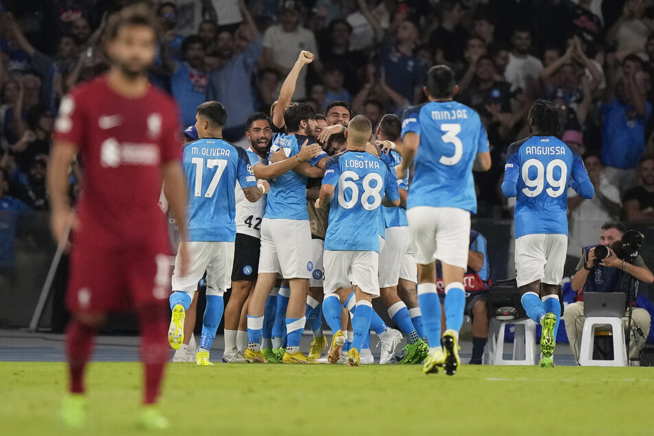 Ein ratloser Mo Salah und feiernde Neapolitaner: Der FC Liverpool erlebte in Italien sein blaues Wunder.