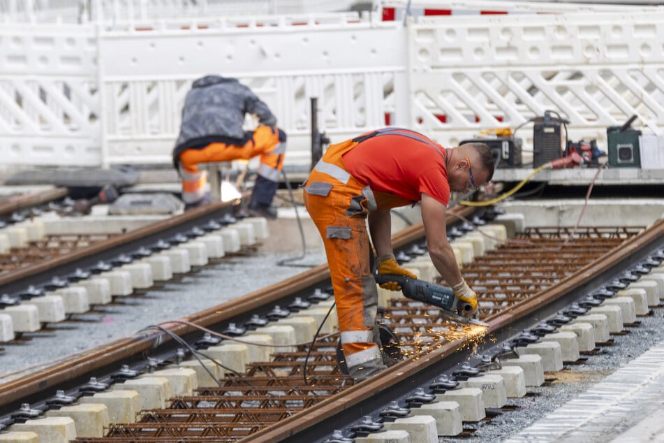 Die Baustelle ruht nicht. Hier verpassen Bauarbeiter neuen Schienen den letzten Schliff.