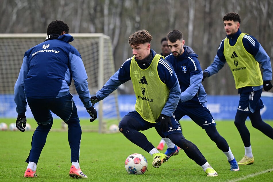 Moritz Reimers (19, Zweiter von links), hier im Training bei den Profis, wechselt zur neuen Saison zu Holstein Kiel.