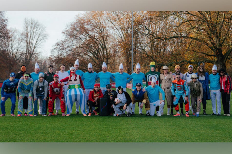 Die Mannschaft des 1. FC Köln zeigt sich am 11.11. in voller Karnevalsmontur.