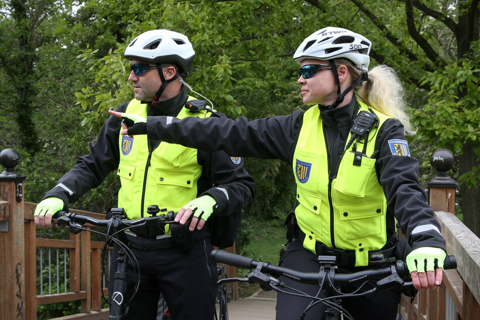Die Fahrradstaffel des Leipziger Stadtordnungsdienstes im Einsatz. Fortan soll auch in den Wäldern patrouilliert werden, um Bärlauch-Dieben auf die Schliche zu kommen.