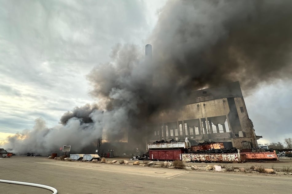 Der Rauch über dem Wertstoffhof war kilometerweit zu sehen.
