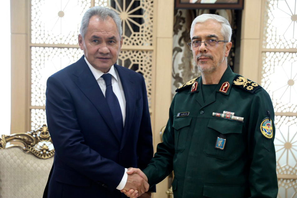 General Mohammed Hossein Bagheri (64, r.) schüttelt die Hand von Verteidigungsminister Sergej Schoigu (69).