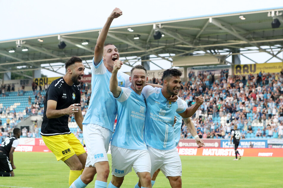 Okan Kurt (26, r.) jubelt nach seinem 3:1-Treffer mit Simon Noah Roscher (l.) und Kevin Freiberger (32).