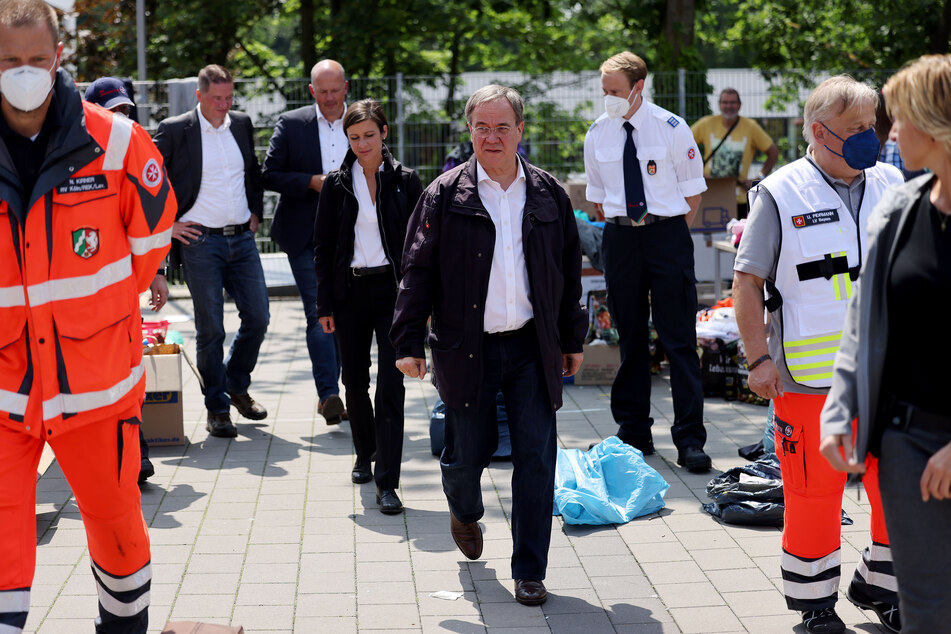 NRW-Ministerpräsident Armin Laschet (60, CDU, M.) macht sich ein eigenes Bild einer Notunterkunft in Erftstadt.